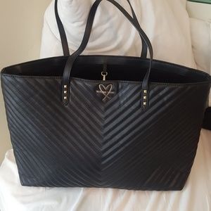 Victoria's Secret V Quilt Bag